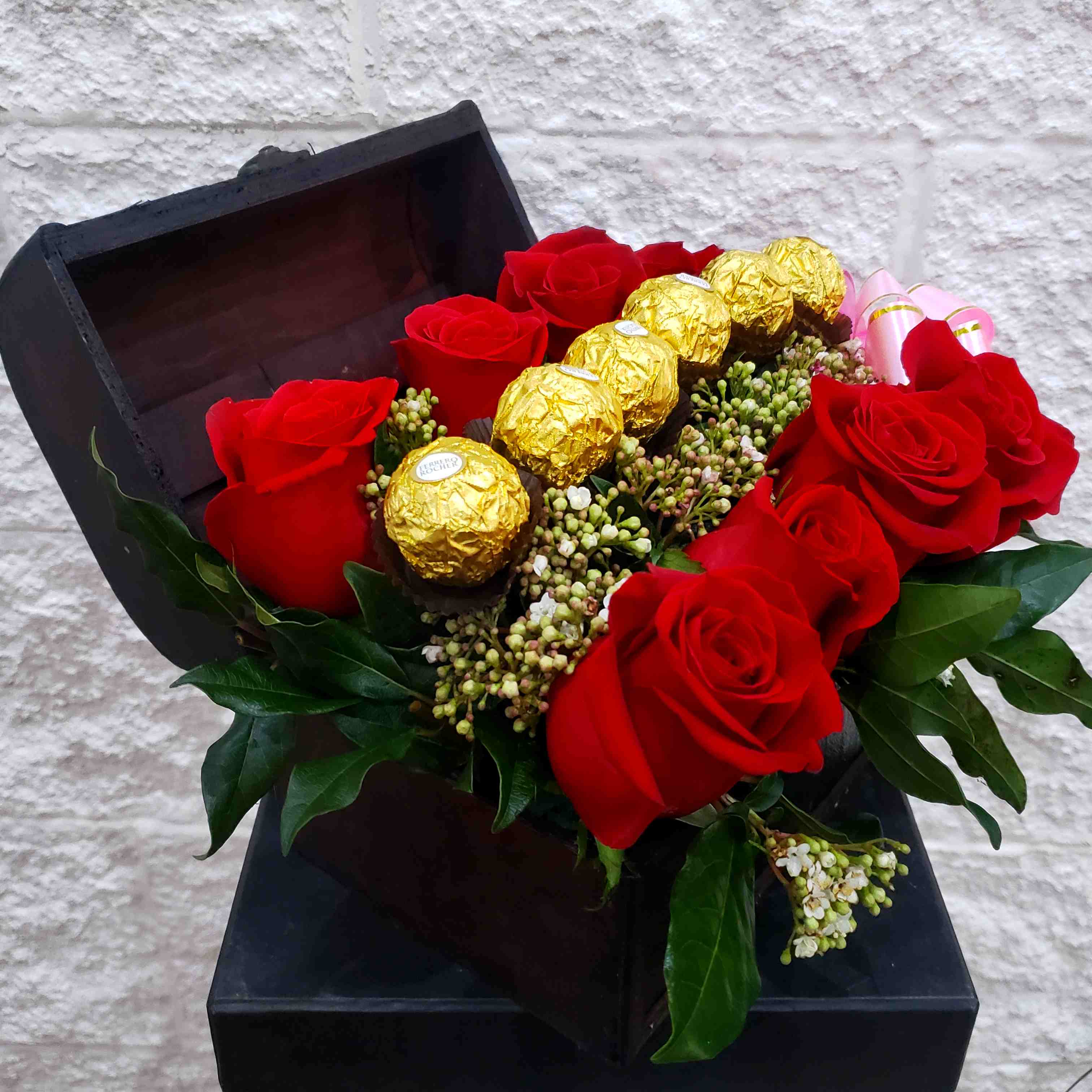 Envio y venta de flores ,rosas, plantas,arreglos florales ,regalos y desayunos a domicilio con delivery gratis en la Ciudad Autonoma de Buenos Aires y con costo de env�o en localidades del Gran Buenos Aires asi como delivery de flores y plantas a trav�s de florerias asociadas en todas las provincias de la Argentina, Buenos Aires, la Pampa, Tucuman, La Rioja, R�o Negro, Entre Rios, Corrientes, Misiones, Neuquen, Chubut, Tierra del Fuego, Santa Cruz, San Luis, Mendoza, Cordoba, Jujuy, Formosa, Santiago del Estero, Salta, Chaco, Catamarca ,San Juan, y ademas realizamos el delivery de flores ,coronas,palmas , plantas y regalos a todas las ciudades de Argentina, Mar del Plata, C�rdoba, Buenos Aires, con cargo en Santa Rosa, La Plata, Bella Vista, Neuquen, Pilar, Paran�, Posadas, Resistencia, Cipolleti y mas de 300 ciudades y localidades en todo el territorio de nuestro pa�s, asi como tambien tenemos la posibilidad de enviar flores a casi todo el mundo en cuestion de horas